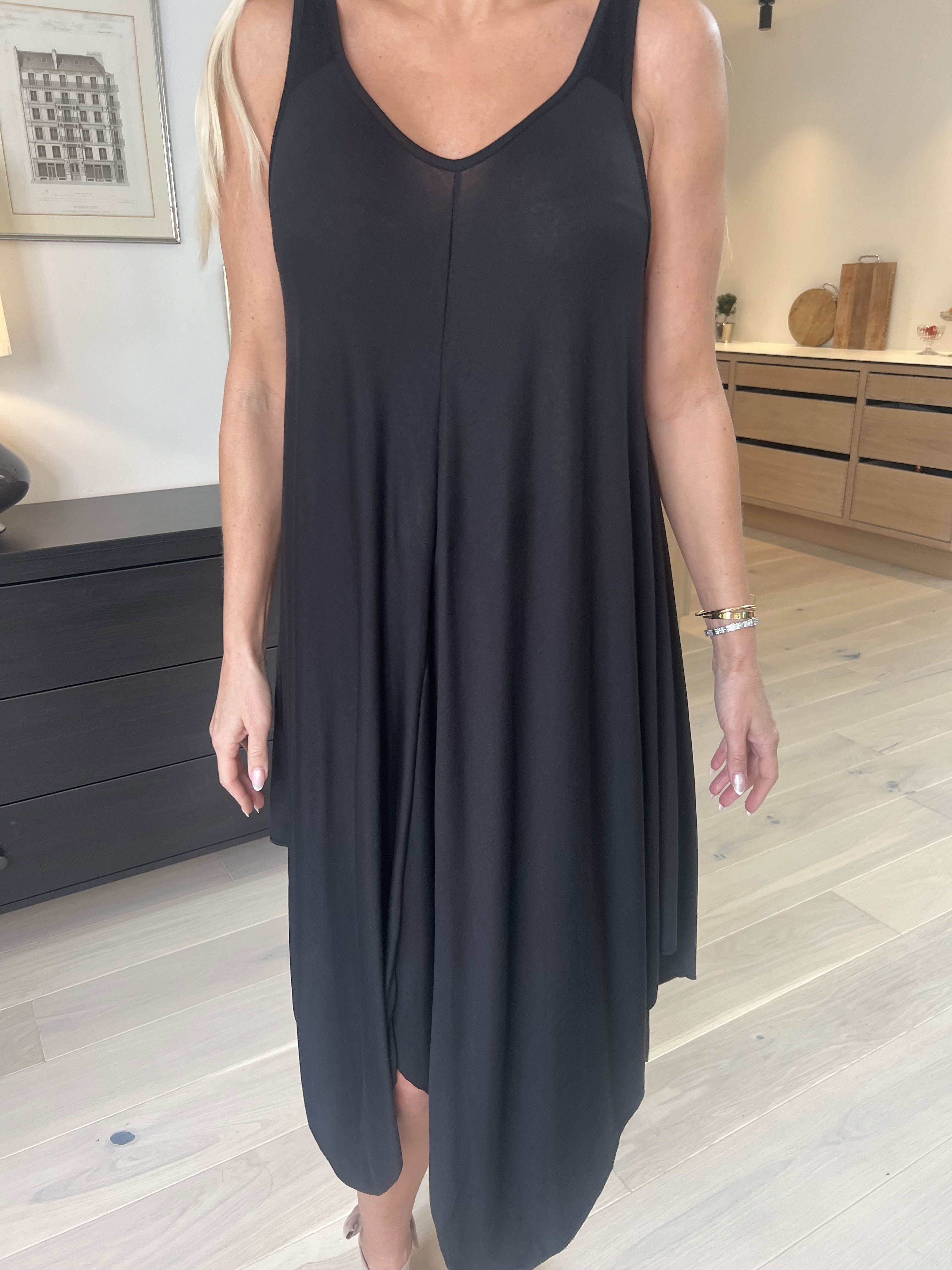 Veronica - Enfärgad sommarklänning med breda axelband